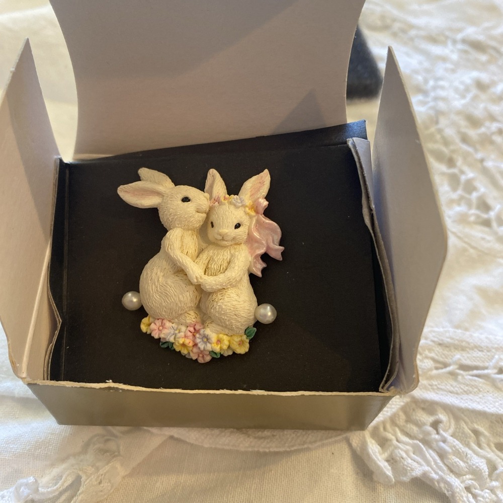 Avon Novelty 3D Resin Couple Bunny Pin/ Brooch 1999 Throwback